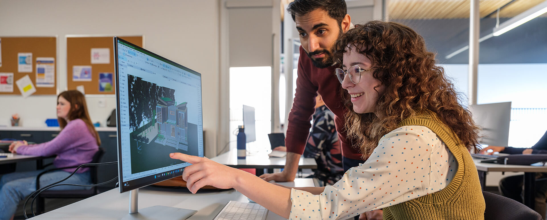 Des étudiants suivent la formation accélérée en construction pour